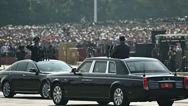 左边向习近平敬礼的阅兵总指挥即为中部战区空军司令韩胜延