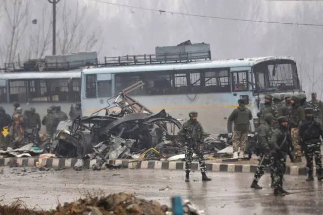 2019年2月14日，印度斯利那加（Srinagar），安全部队靠近查谟-斯利那加高速公路受损车辆