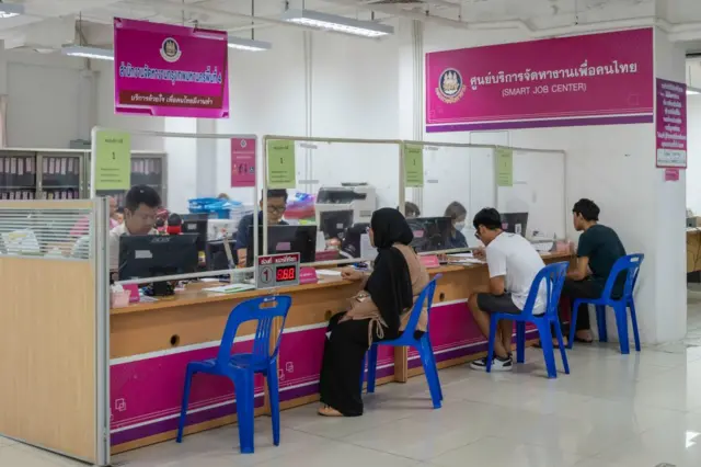 ဘန်ကောက် အလုပ်သမားခန့်အပ်ရေးရုံး မှာ အလုပ်လာလျှောက်ကြသူများ 