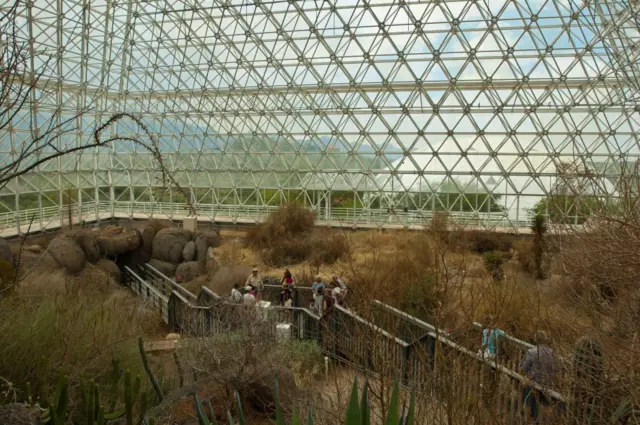 Turistas visitando a Biosfera 2