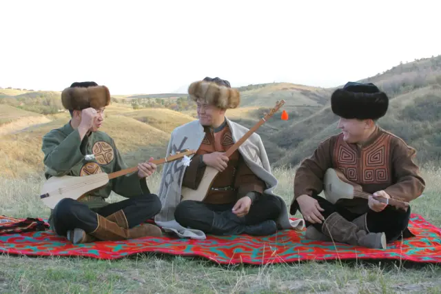 Ортодо Нурланбек Нышанов. Эки тарабында олтургандар Руслан Жумабаев, Бакыт Шатенов