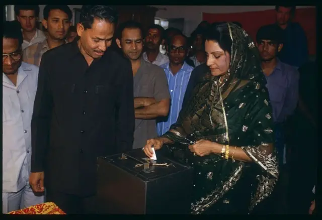 ১৯৮৮ সালের বিতর্কিত নির্বাচনে ভোট দিচ্ছেন এইচ এম এরশাদের স্ত্রী রওশন এরশাদ।