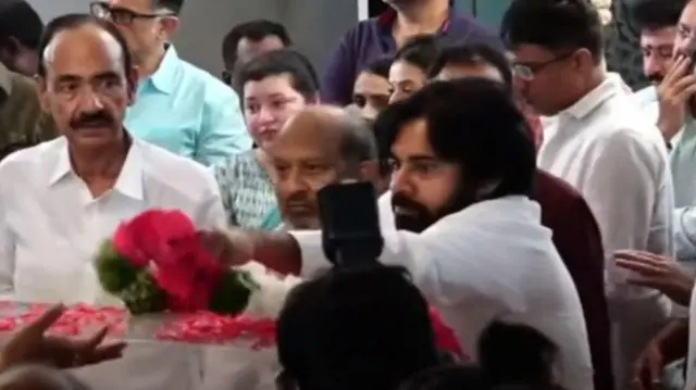 కృష్ణ భౌతికకాయానికి నివాళులర్పిస్తున్న పవన్