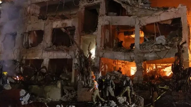 İran saldırısında Cumartesi gecesi Tel Aviv'de bir bina yıkıldı