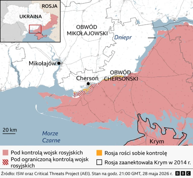 Mapa południowej Ukrainy pokazuje linię frontu w rejonie Chersonia i Mikołajowa. Na czerwono zaznaczono tereny kontrolowane przez rosyjskie wojska. Obejmują one znaczną część obszaru na wschód od Dniepru. Sięgają też na południe, w kierunku Krymu, który Rosja zaanektowała w 2014 r. Wąski, kreskowany pas w pobliżu rzeki i wybrzeża oznacza obszary, nad którymi Moskwa sprawuje ograniczoną kontrolę. 