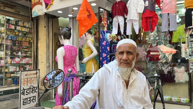 दुकानाबाहेरील मुस्लीम व्यक्ती