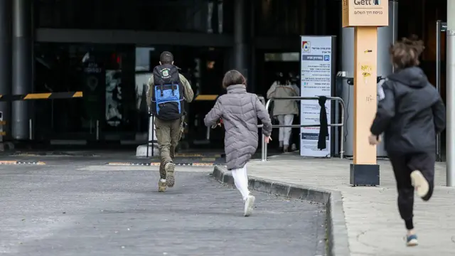 ਇਜ਼ਰਾਈਲ ਦੇ ਲੋਕ ਸਾਇਰਨ ਵੱਜਦੇ ਹੀ ਸੁਰੱਖਿਅਤ ਥਾਂ ਵੱਲ ਭੱਜ ਜਾਂਦੇ ਹਨ