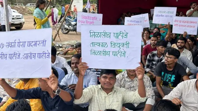 आपल्या मागण्यांसाठी उपोषणाला बसलेले विद्यार्थी