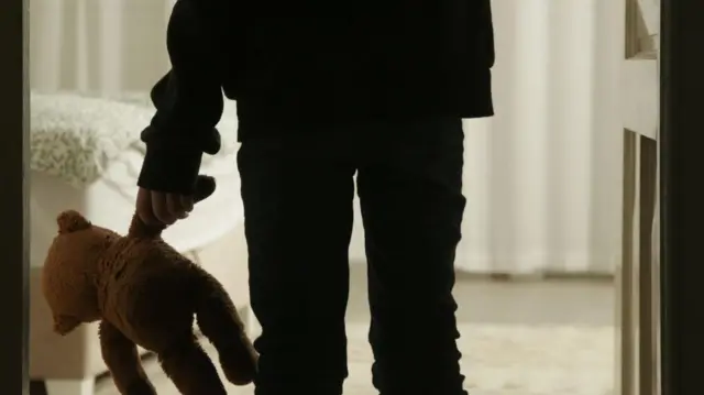 சிறுமியை கடைசியாக பார்த்த சாட்சியமாக முருகன் என்கிற வெங்கட முருகன் குணா என்பவர் அரசுத் தரப்பில் முன்னிறுத்தப்பட்டார்.