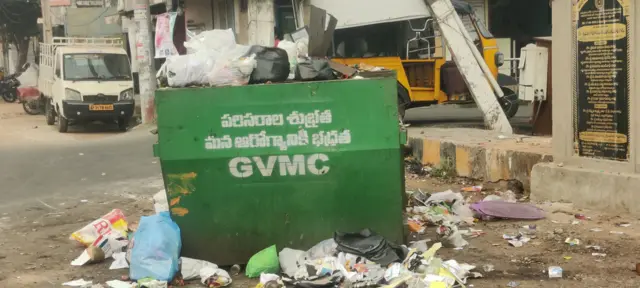 పారిశుధ్య కార్మికులు