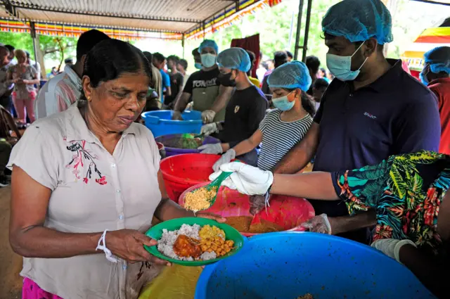 ප්ලාස්ටික් බඳුන් භාවිත කරමින්, ප්ලාස්ටික් පිඟන්වලට දන්සැලක බත් බෙදන අයුරු