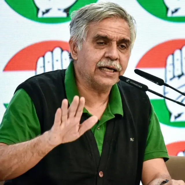 अनेक राजकीय विश्लेषक आणि पत्रकारांनी संदीप दीक्षित यांच्या या वक्तव्याला 'अशोभनीय' म्हटलं आहे.
