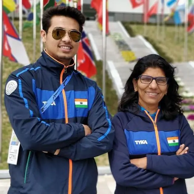 नेमबाज स्वप्नील कुसाळे आणि प्रशिक्षक दीपाली देशपांडे.