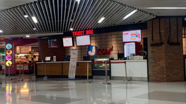 ရန်ကုန်မြို့က ရုပ်ရှင်ရုံမြင်ကွင်းတစ်ခု