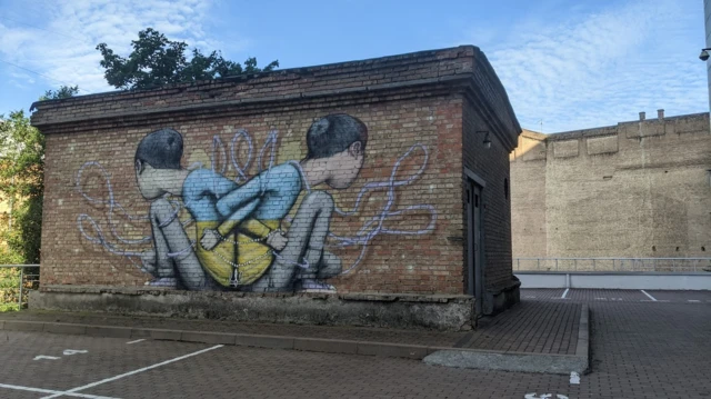 Tranh vẽ Ukraine bật tung xích xiềng ở bãi đậu xe tại Kyiv 