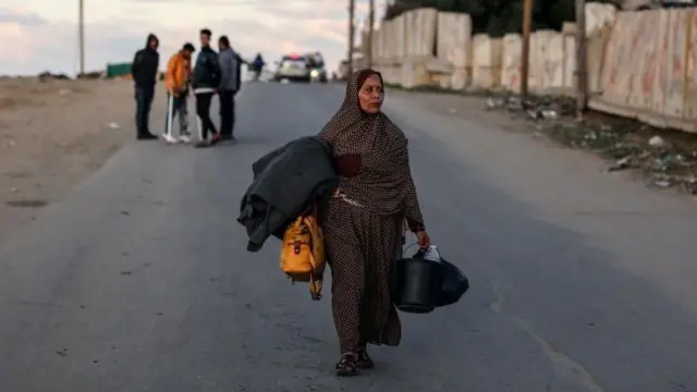 Watu hukimbilia Kivuko cha Rafah wakiwa na vitu vichache wanavyoweza kubeba