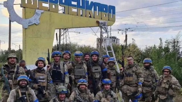 Bölgesel Savunma Güçleri Harkov yakınlarındaki bir yerde poz veriyor