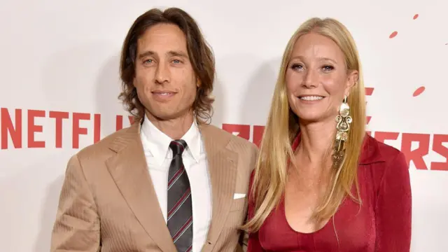 Brad Falchuk y Gwyneth Paltrow asisten al estreno en Los Ángeles de "The Brothers Sun" de Netflix en el Netflix Tudum Theatre el 4 de enero de 2024 en Los Ángeles, California.