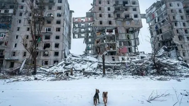 Зруйнована російським ракетним ударом багатоповерховівка у Торецьку, Донецька область, грудень 2024 року