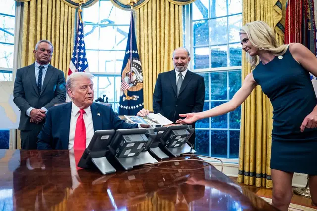 Natalie Harp y Donald Trump en el Despacho Oval