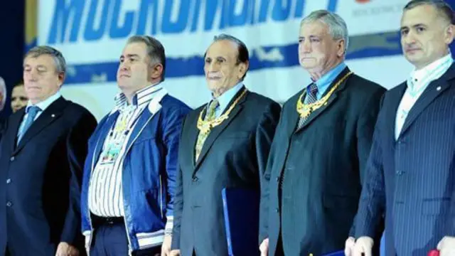 محمد توکل (وسط) نزدیک به ربع قرن در هیئت رئیسه جهانی کشتی حضور داشت