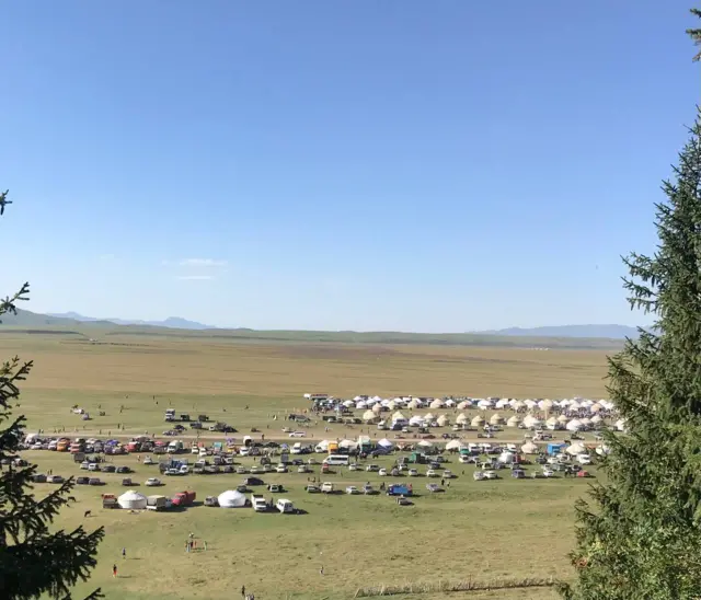 Мааракеде каз катар тизилген боз үйлөр...