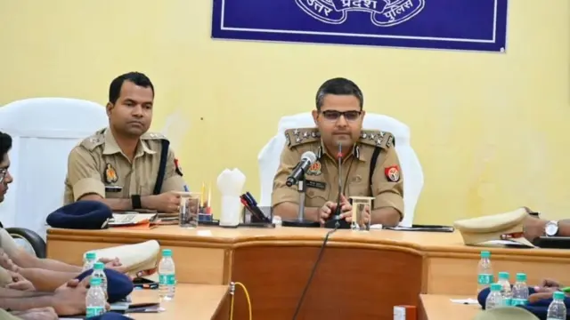 వారణాసి జోన్ ఏడీజీ పీయూష్ మోర్దియా, డీఐజీ వైభవ్ కృష్ణ