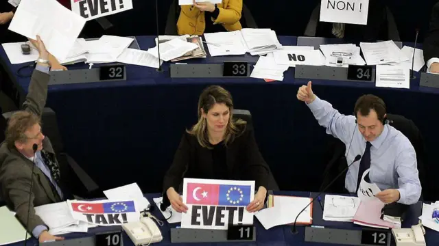 15 Aralık 2004 tarihinde, Fransa’nın doğusundaki Strasbourg’da düzenlenen Avrupa Parlamentosu genel kurulunda, Türkiye ile ilgili oylama sırasında Avrupa Parlamentosu milletvekillerinin büyük bir bölümü Evet oyu verdi. Oylamada bazı vekiller üzerinde Evet yazan dövizler kaldırıyor.