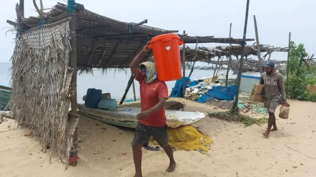 බත්තලංගුණ්ඩුව දුපතේ මීට වසර දහයකට පමණ පෙර පවුල් දාහකට වැඩි ප්රමාණයක් ජීවත් වී තිබේ.එහෙත් අද වන විට එම ප්රමාණය ක්රමක් ක්රමයෙන් අඩුවී තිබේ.