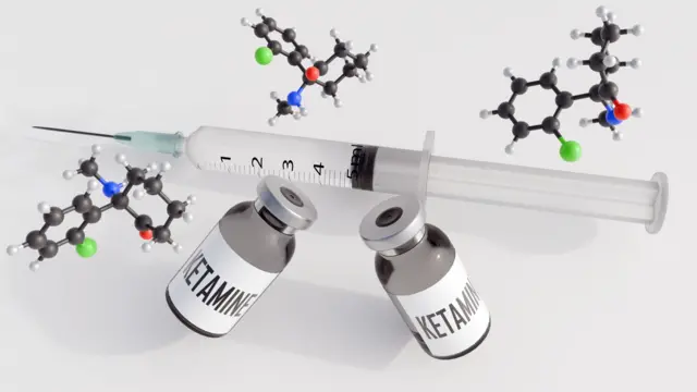 Молекули кетаміну, флакон з прозорою рідиною та медичний шприц.