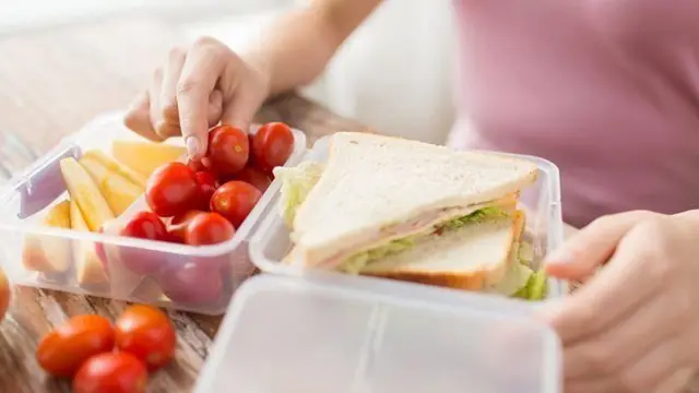 प्लास्टिकचे डबे 