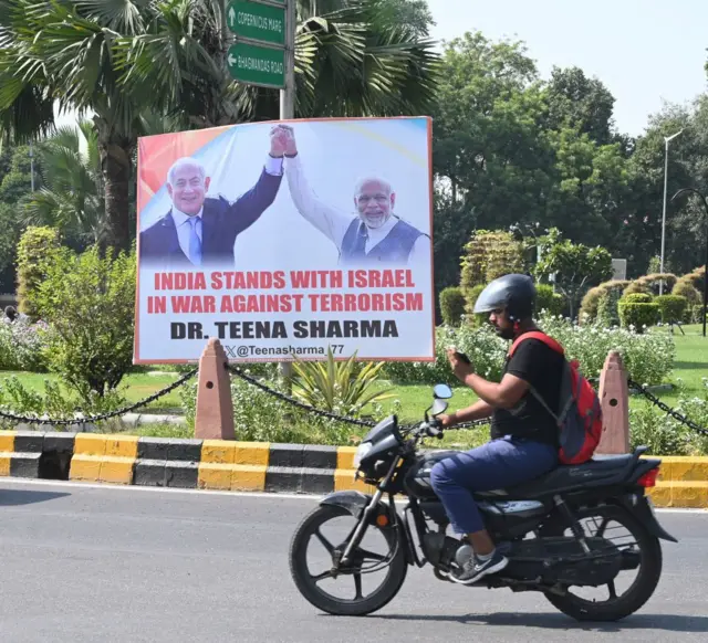 ইসরায়েলের পাশে দাঁড়ানোর বার্তা দিয়ে দিল্লিতে হোর্ডিং দেওয়া হয়েছে
