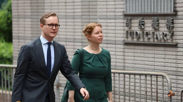 欧盟驻港澳办事处副主任高明德(Matthias Kaufmann;左)抵达香港西九龙裁判法院(21/8/2026)