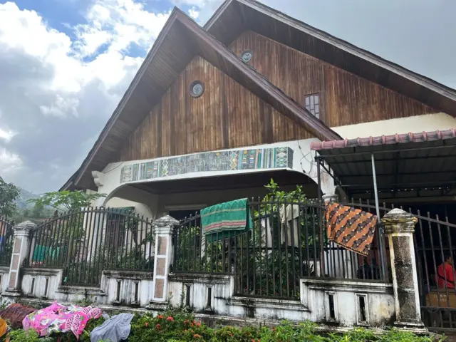 Rumah Robin Sitompul berada di dataran lebih tinggi dari rumah penduduk lainnya di Hutanabolon. Rumah ini menampung sekitar 500 pengungsi yang telah kehilangan tempat tinggal akibat banjir bandang dan longsor.