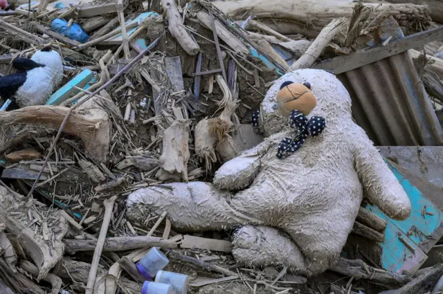 Sebuah boneka terbawa banjir di Kuala Simpang, Aceh Tamiang, Aceh, Kamis (11/12/2025).