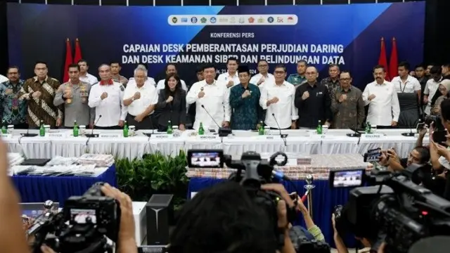 Desk Pemberantasan Perjudian Daring dan Desk Keamanan Siber dan Perlindungan Data saat melakukan jumpa pers pada akhir 2024
