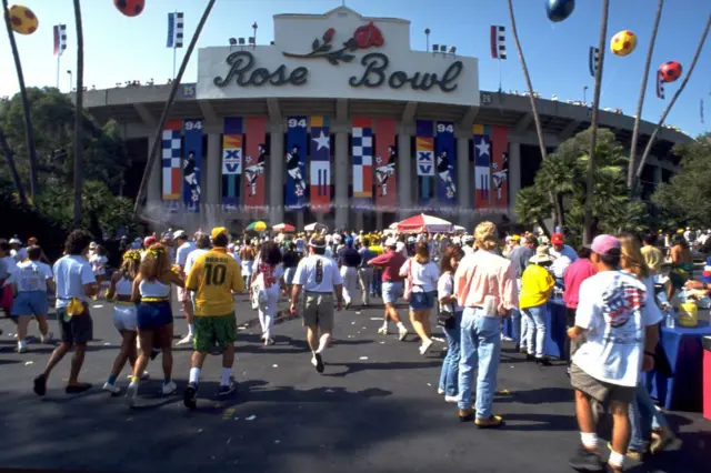 Torcedores chegam para a final da Copa do Mundo de 1994 entre Brasil e Itália, no estádio Rose Bowl em Pasadena, na Califórnia