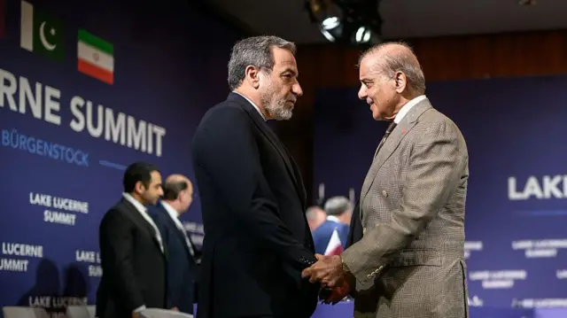 وزير الخارجية الإيراني عباس عراقجي (يساراً) يصافح رئيس الوزراء الباكستاني شهباز شريف قبيل اجتماع رباعي بين الولايات المتحدة وإيران وباكستان وقطر في منتجع بورغنشتوك المطل على بحيرة لوسيرن في سويسرا، في 21 يونيو/حزيران 2026.