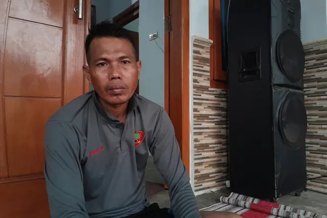 Sucipno, petani garam di Dusun Bangkal, Pamekasan, Jawa Timur.