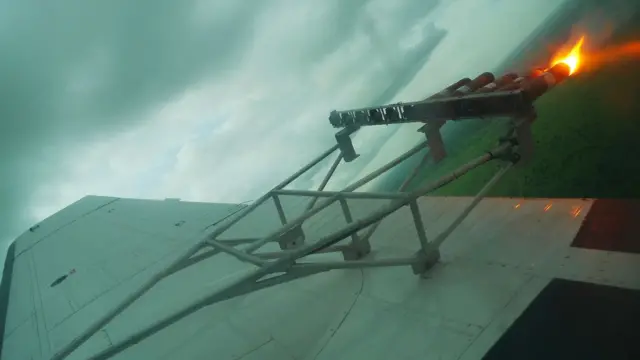 कृत्रिम पाऊस विमान विशिष्ट मिठाची फवारणी करताना (फाईल फोटो)