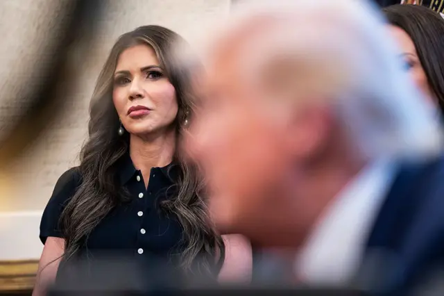 Kristi Noem, tras la imagen difumindad de Donald Trump.