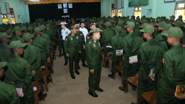 စစ်မှုထမ်းသင်တန်းသားတွေနဲ့ တွေ့ဆုံနေတဲ့ ဒုတိယဗိုလ်ချုပ်မှူးကြီးစိုးဝင်း 