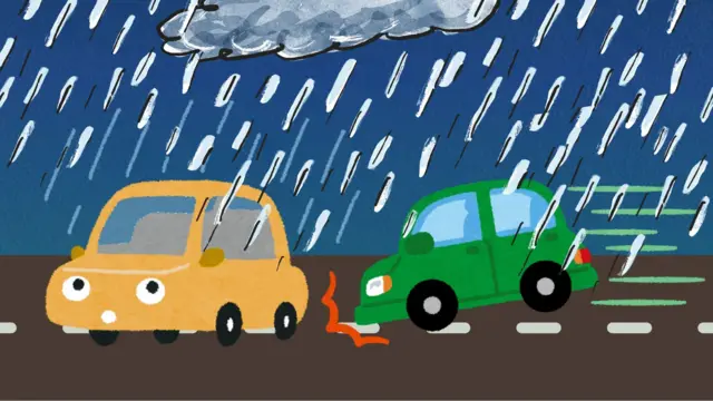 सुरक्षित अंतर राखा... पावसात गाडी चालवताना सामान्य वेळेपेक्षा दुप्पट
