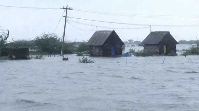 शनिवार को नागपट्टिनम के वेदारण्यम में भारी बारिश के बाद चक्रवाती तूफ़ान दित्वाह के असर से कई घर डूब गए.