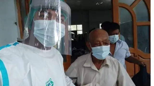 ကိုဗစ်-၁၉ ရောဂါပိုးကူးစက်ခံရပြီး ဆေးကုသမှုခံယူနေခဲ့ရတဲ့ အသက် ၁၀၀ အရွယ် အဖိုးဟာ ပြန်လည်ကျန်းမာလာတဲ့အတွက် ဇူလိုင်လ ၂၅ ရက် မှာ ဆေးရုံဆင်း