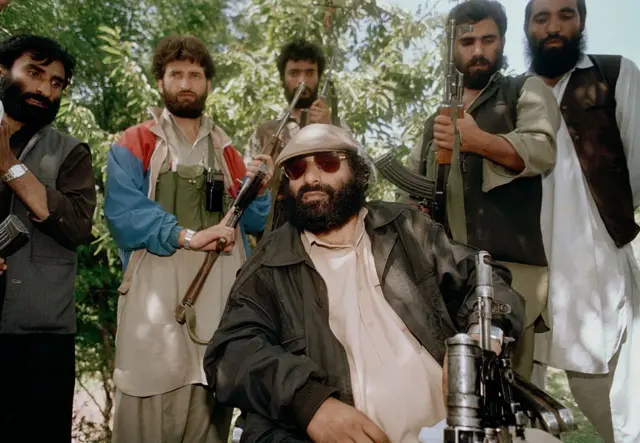 د حزب المجاهدین وسله وال مشر سید صلاح الدین (چې د Sayed Salahuddi په بڼه هم لیکل کیږي) (مخکې)، د ۱۹۹۲ کال د اګسټ په ۱۴مه د هند د جامو او کشمیر په سرینګر کې، په یوه بڼ کې د خبري کنفرانس پر مهال خبرې کوي.