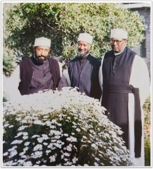 ኣባ ኣልበሪኮስ ምስ መማህርቶምን መላብስቲ ክህነቶምን - ኣባ ብሩኽ ወልደገብሪኤል (ኣብ ማእከል፡) ኣባ ዮሴፍ ገብረስላሴ (ብየማን) - ኣብ መበል 25 ዝኽረ-ዓመት ተኽህኖኦም