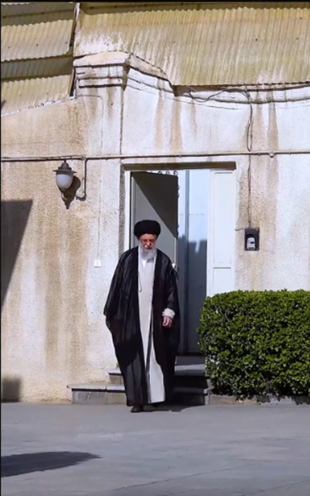 علی خامنه ای در حیاط خانه