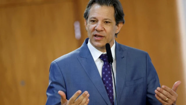 Haddad gesticulando enquanto discursa no microfone