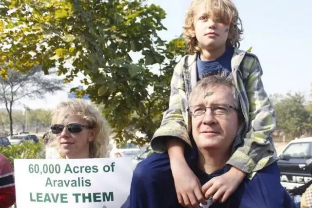 अरवलीच्या पर्वतरांगा वाचवण्यासाठी करण्यात आलेल्या आंदोलनात सहभागी झालेलं एक कुटुंब. (फाइल फोटो)